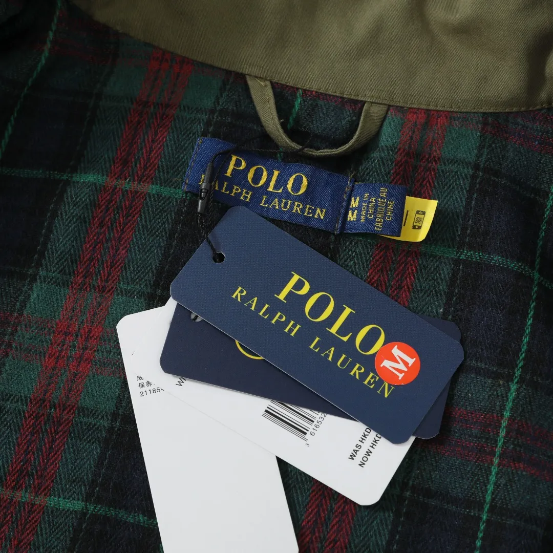 P350 #R23 Ralph Lauren polo white lily contract men's and women's old money style old cadre stand collar workwear Harrington jacket item number RL12020 The fabric has a double-layer shin feel and is full of weight! It's not as heavy as a regular jacket, and the ordinary cotton material feels really different. This one is super comfortable, soft and stylish, and has a green plaid interior that has a retro movie fashion feel! The fit is loose but not baggy. The size is just right and not too picky. The dropped shoulder design modifies the shoulder shape without making it look bulky. This silhouette is a style that will never go out of style after being worn for a long time. The upper body is also very durable and recognizable. The loose and reasonable fit can be worn by both men and women, making it easy to create a clean and refreshing youthful look. The embroidery on the chest is all German Oman embroidery fiber with original data. The embroidery process is very particular about using Japanese Tajima machines to ensure exquisite three-dimensional embroidery. That is what I said is different from the ones on the market. The workmanship is loose and can be used by boys and girls!! Color: Black Khaki Navy Blue Army Green Light Blue Size: M L XL XXL Length: 68/70/72/74 Bust: 122/126/130/134 Shoulder width: 53/54/55/56 Sleeve length: 65/66/67/68